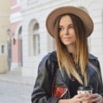 Sukienka z odkrytymi plecami – subtelna zmysłowość