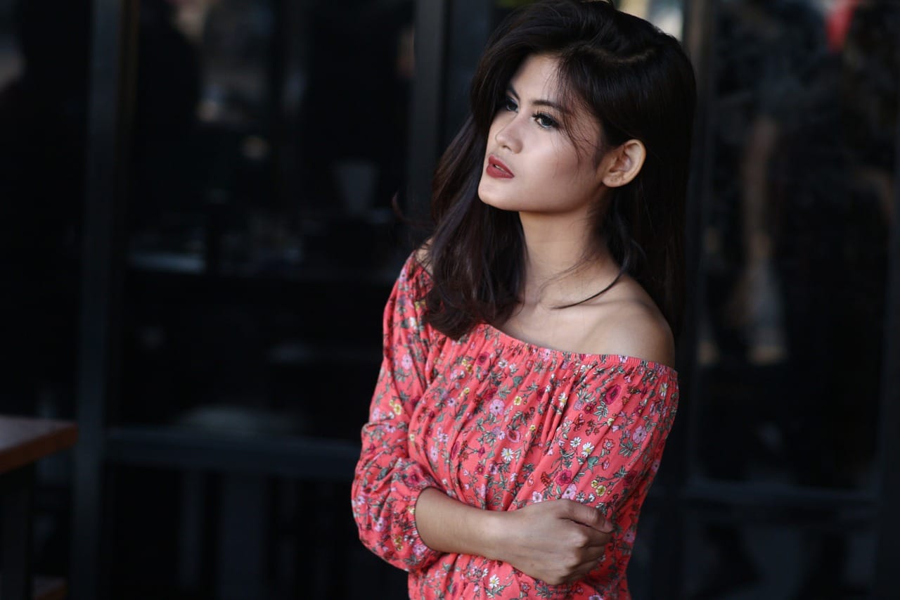 Dekolt V vs. dekolt łódka – co dla Ciebie lepsze?