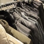 Uliczne Stylizacje z Białą Koszulą – Minimalizm i Grunge