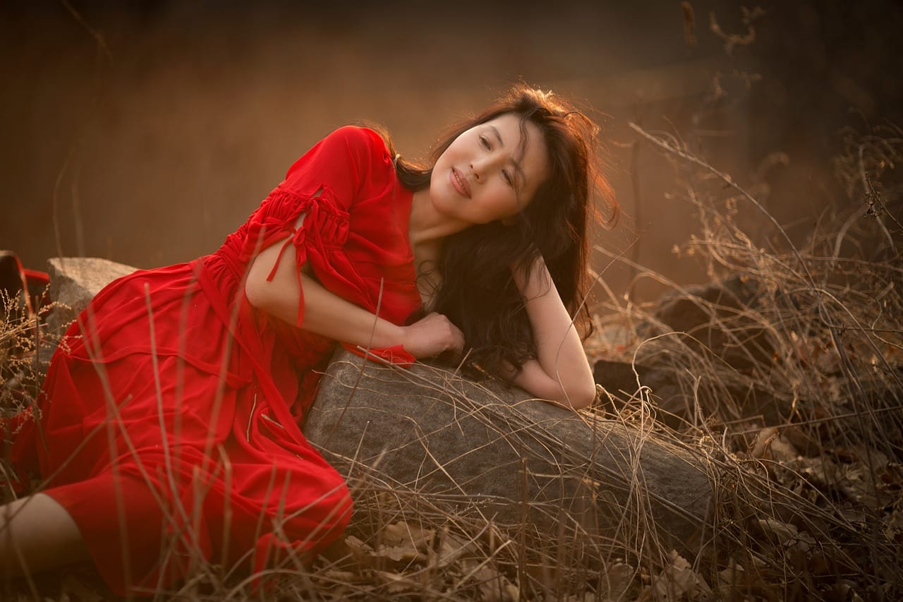 Stylizacje z apaszką – 10 sposobów noszenia