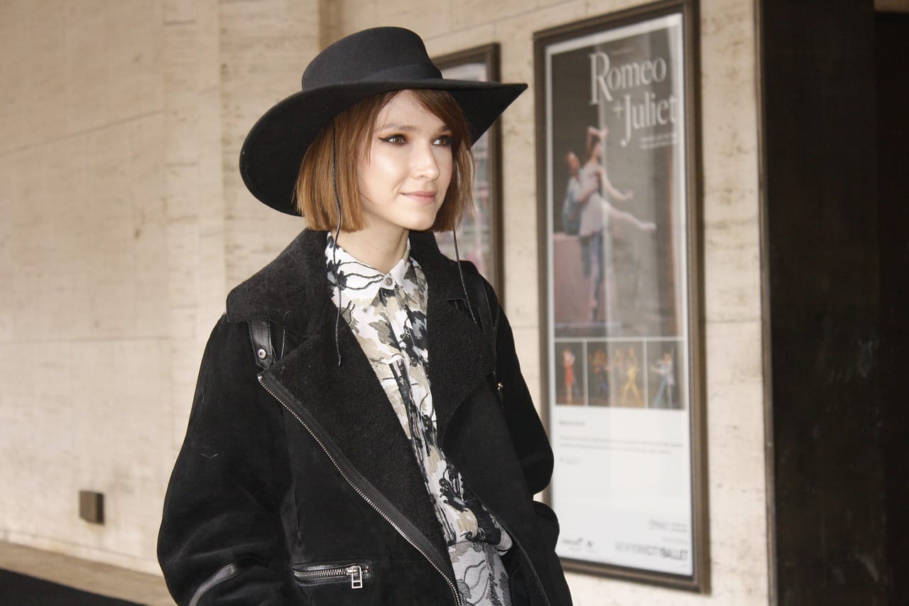 Białe spodnie przez cały rok – jak to robić dobrze?