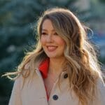 Spodnie z wysokim stanem – jak je stylizować?