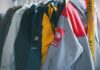 Jak zbudować kapsułową garderobę streetową z trzema kluczowymi kurtkami wierzchnimi Kolorowe kurtki Supreme wiszące na wieszaku jako streetwearowa garderoba