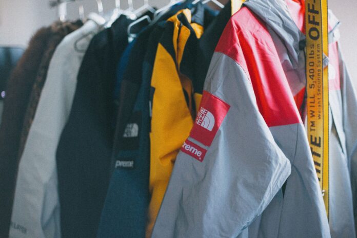 Kolorowe kurtki Supreme wiszące na wieszaku jako streetwearowa garderoba Kolorowe kurtki Supreme wiszące na wieszaku jako streetwearowa garderoba