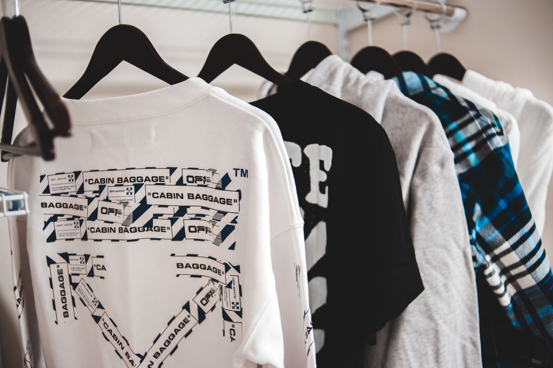Męskie ubrania streetwear wiszące na wieszakach w szafie