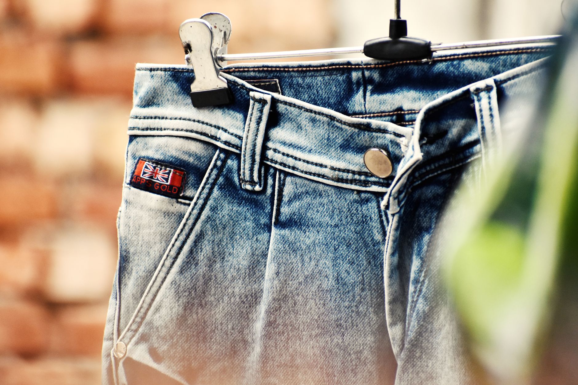 Niebieskie jeansy streetwear wyeksponowane jako baza kapsułowej garderoby