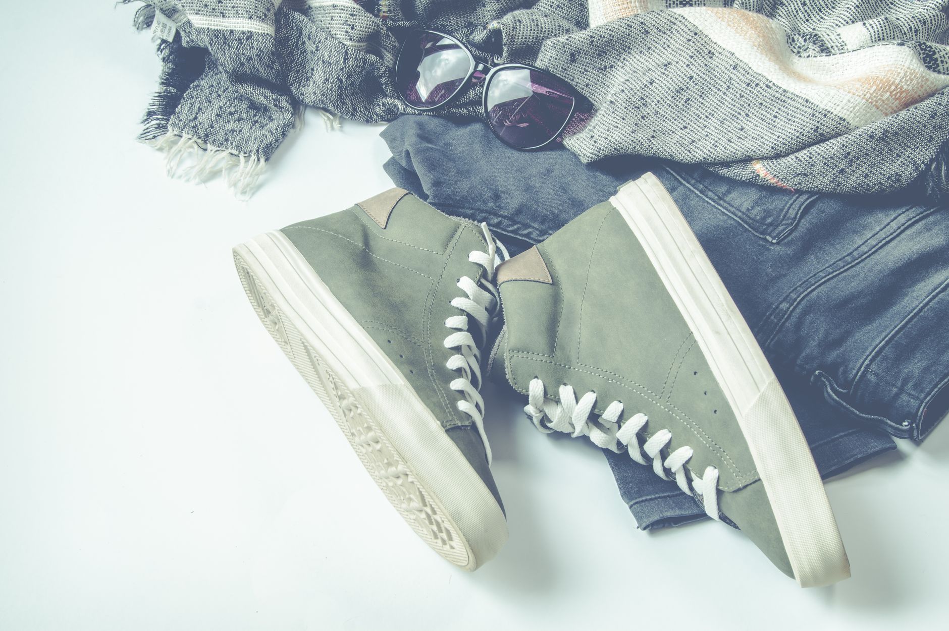 Streetwear flat lay: sneakers, okulary przeciwsłoneczne i szal na podłodze